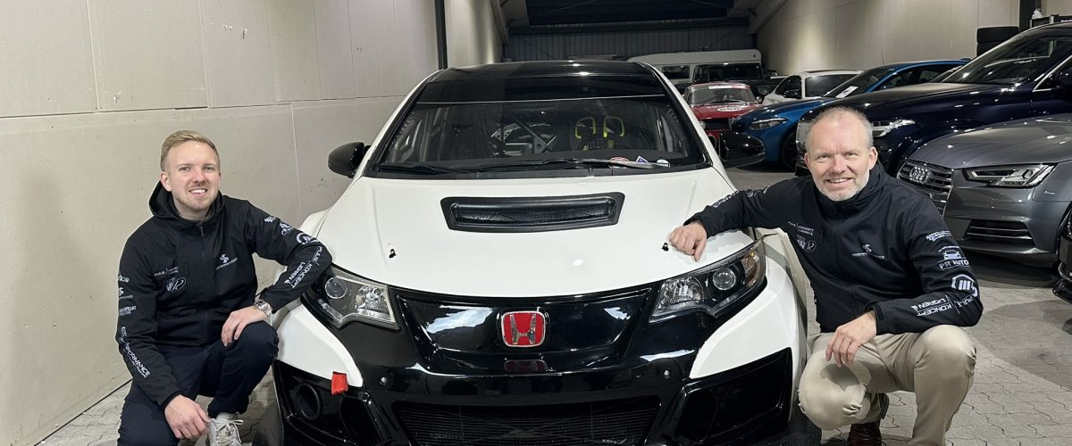 Mikkel-t.v.-og-Tim-Soendergaard-deltager-i-denne-Honda-Civic-TCR-i-aarets-Danish-Endurance-Championship-foto-Sim-Performance-Motorsport